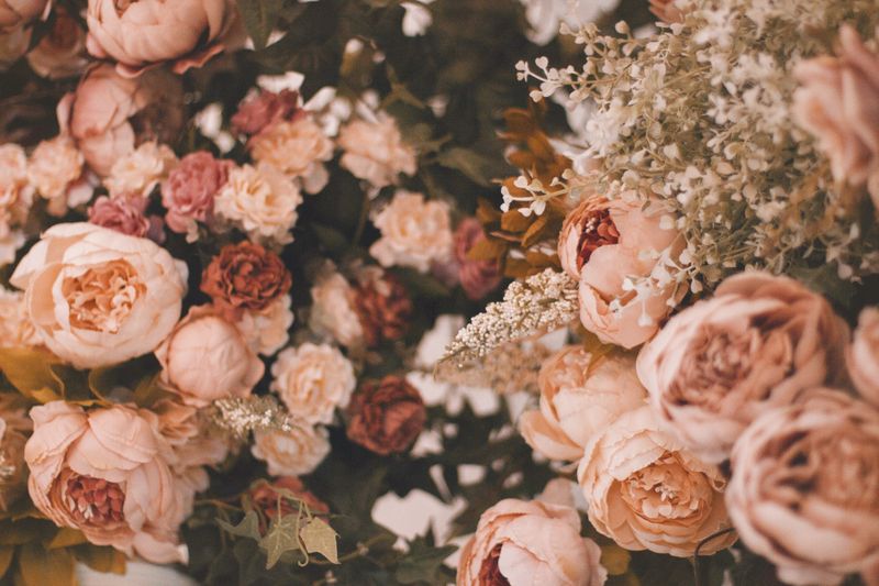 Arrangement floral Interflora — composition de roses et pivoines