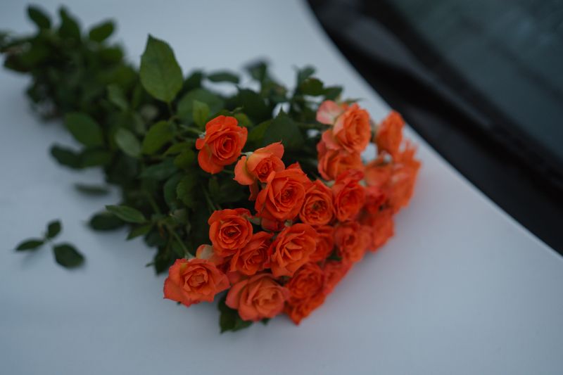 Mix de roses jaunes et orangées — bouquet soleil chaleureux
