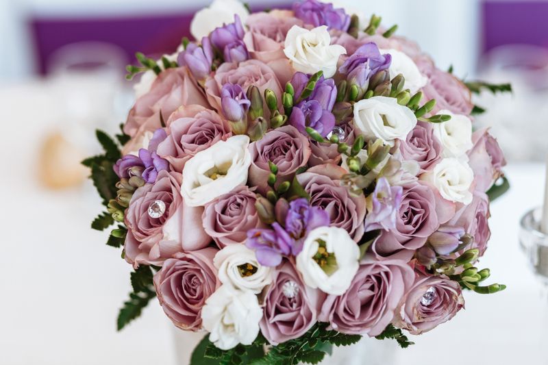 Bouquet de lys blancs et lisianthus — fleurs d'été légères
