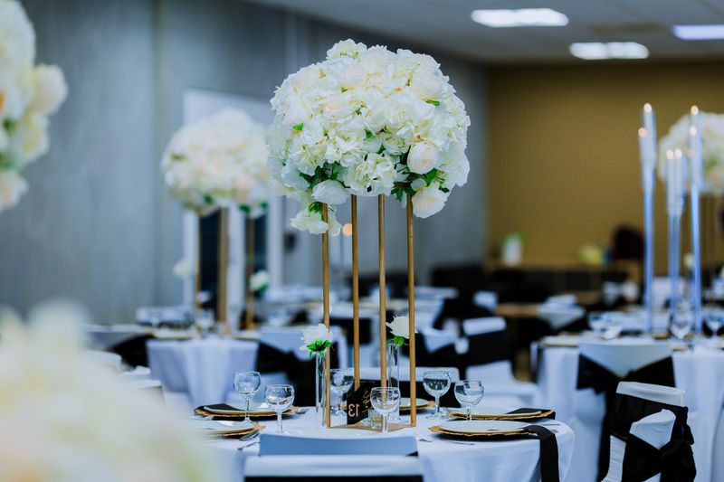 Centre de table de mariage floral — composition haute et raffinée