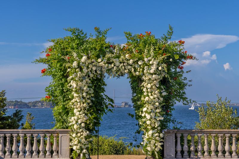 Arche florale pour mariage — roses et verdure luxuriante